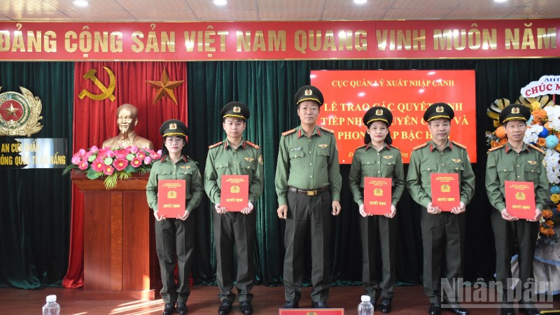 Thượng tá Hoàng Minh Thắng, Trưởng Công an cửa khẩu Cảng hàng không Quốc tế Đà Nẵng trao quyết định cho các đồng chí được phong cấp bậc hàm. (Ảnh: ANH ĐÀO)