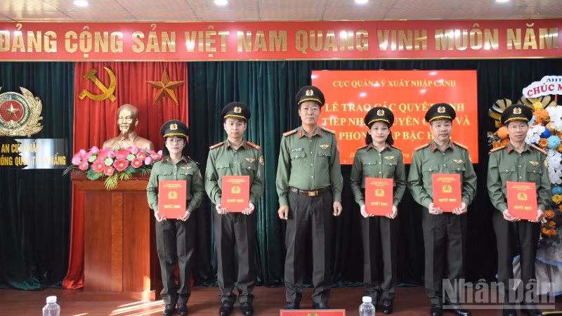 Thượng tá Hoàng Minh Thắng, Trưởng Công an cửa khẩu Cảng hàng không Quốc tế Đà Nẵng trao quyết định cho các đồng chí được phong cấp bậc hàm. (Ảnh: ANH ĐÀO)