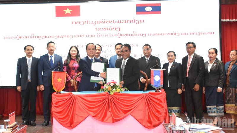 Ban chỉ đạo Công tác biên giới thành phố Đà Nẵng và Ban chỉ đạo công tác biên giới tỉnh Sekong đã ký kết Biên bản cuộc họp. (Ảnh: ANH ĐÀO)