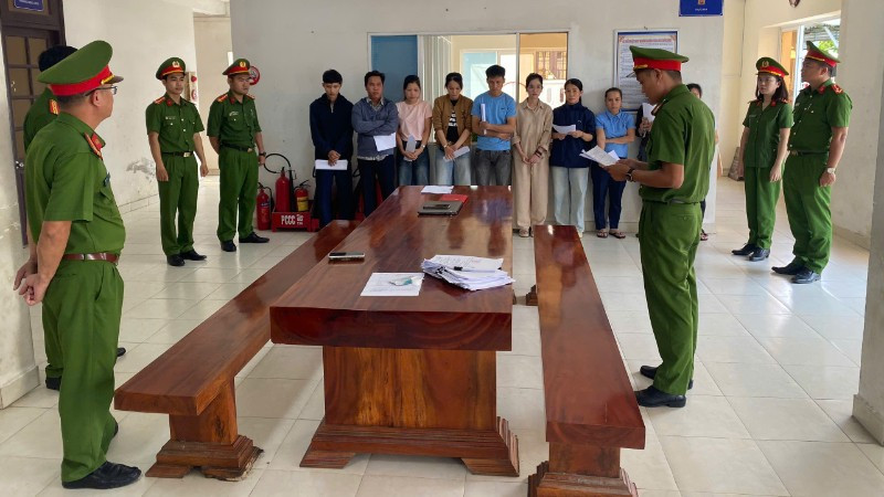 Cơ quan Cảnh sát điều tra Công an thành phố Đà Nẵng tống đạt và thi hành Quyết định khởi tố bị can, Lệnh khám xét và áp dụng biện pháp ngăn chặn đối với 10 bị can. (Ảnh: Công an cung cấp)