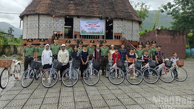 Món quà ý nghĩa trao tặng học sinh con em đồng bào Cơ tu tại hai thôn Tà Lang, Giàn Bí, phường Hải Vân, thành phố Đà Nẵng. (Ảnh: AD)
