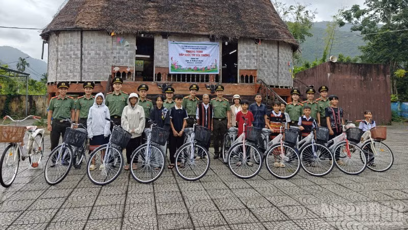 Món quà ý nghĩa trao tặng học sinh con em đồng bào Cơ tu tại hai thôn Tà Lang, Giàn Bí, phường Hải Vân, thành phố Đà Nẵng. (Ảnh: AD)
