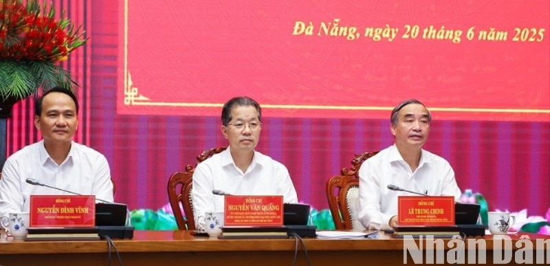 Các đồng chí Thường trực Thành ủy Đà Nẵng chủ trì hội nghị chiều 20/6. (Ảnh: ANH ĐÀO)