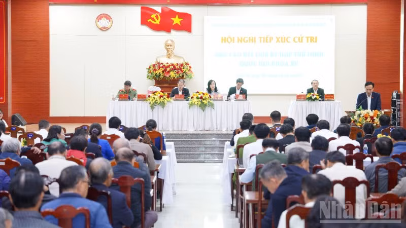 Toàn cảnh buổi tiếp xúc cử tri. (Ảnh: ANH ĐÀO)