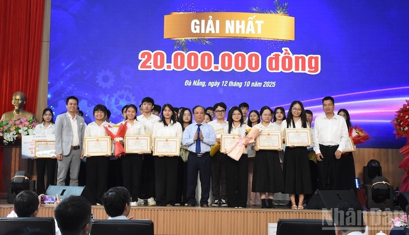 Đại học Đà Nẵng vinh danh, khen thưởng sinh viên xuất sắc trong nghiên cứu khoa học, năm học 2024-2025. (Ảnh: ANH ĐÀO)