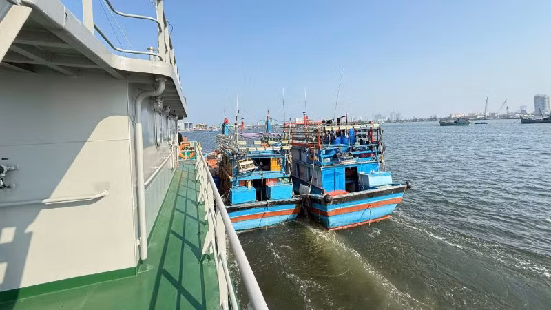 Hải đội Dân quân thường trực cứu và lai dắt tàu cá của ngư dân gặp sự cố trên biển về đất liền.