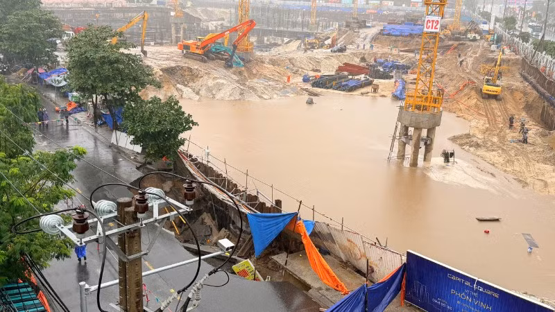 Vị trí sụt lún cuốn theo 2 ô-tô con đang đậu trên vỉa hè xuống hố sâu chiều 3/12.