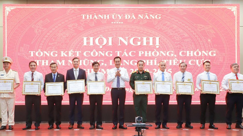 Bí thư Thành ủy Đà Nẵng Lê Ngọc Quang trao tặng bằng khen cho các tập thể có thành tích xuất sắc trong công tác phòng, chống tham nhũng, lãng phí, tiêu cực trong nhiệm kỳ qua.