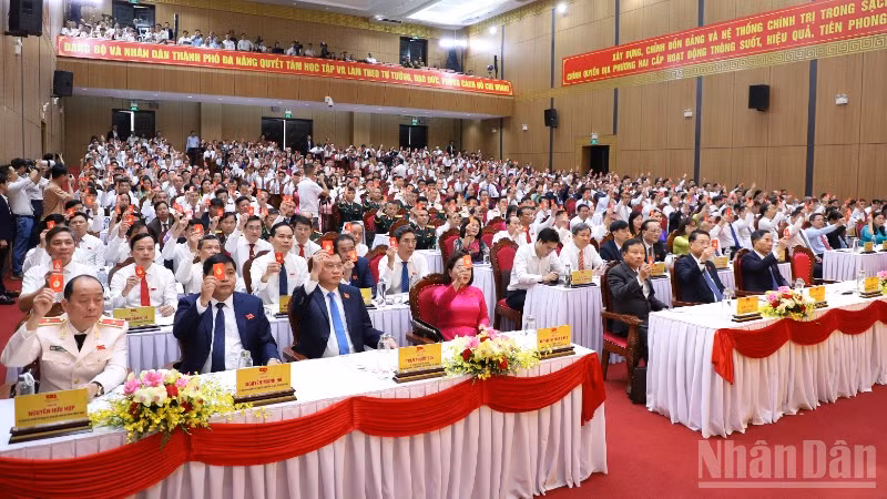 Các đại biểu biểu quyết thông qua chương trình đại hội. (Ảnh: ANH ĐÀO)