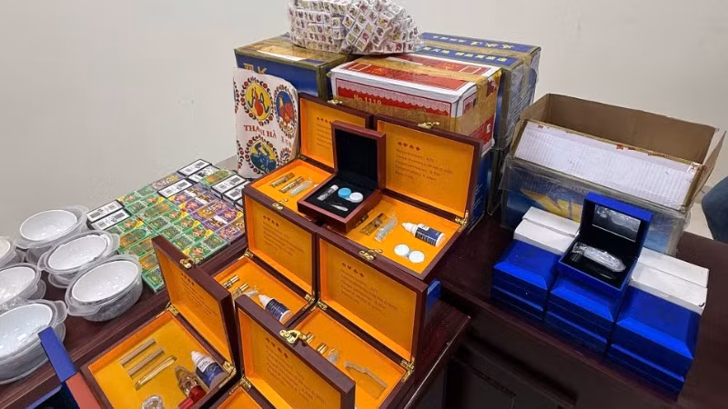 Số lượng lớn thiết bị phục vụ đánh bạc được phát hiện, thu giữ. (Ảnh: Công an cung cấp)