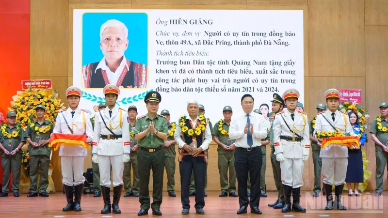 Đà Nẵng tôn vinh 120 điển hình tiêu biểu trong phong trào Toàn dân bảo vệ an ninh Tổ quốc. (Ảnh: ANH ĐÀO)