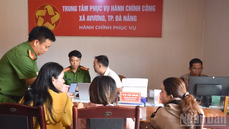 Công an xã A Vương, thành phố Đà Nẵng hỗ trợ người dân làm thủ tục hành chính tại Trung tâm phục vụ hành chính công xã A Vương. (Ảnh: ANH ĐÀO)