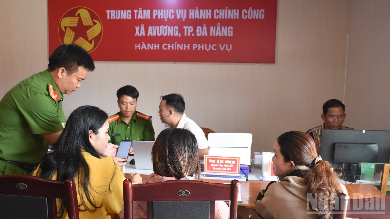 Công an xã A Vương, thành phố Đà Nẵng hỗ trợ người dân làm thủ tục hành chính tại Trung tâm phục vụ hành chính công xã A Vương. (Ảnh: ANH ĐÀO)