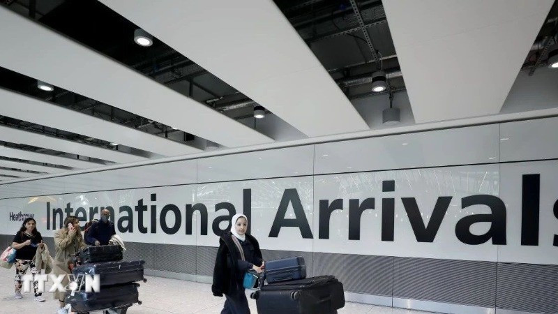 Hành khách tại sân bay Heathrow ở thủ đô London, Anh. (Ảnh: THX/TTXVN)