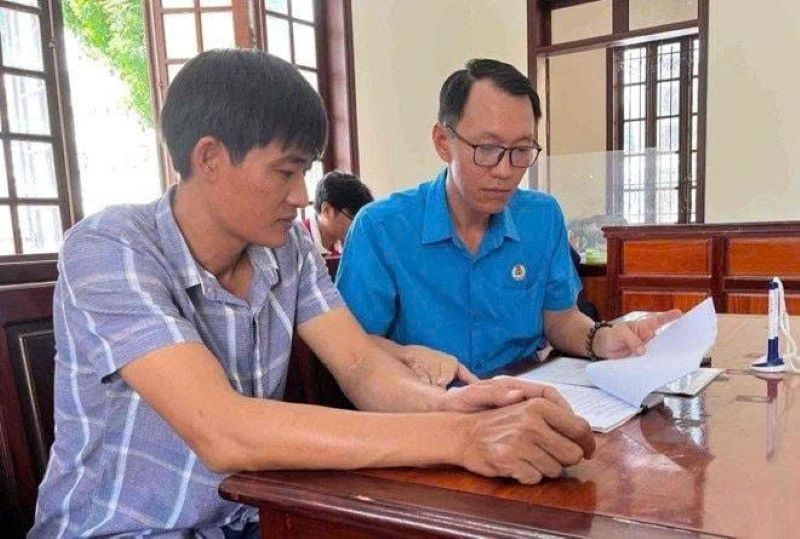 Đại diện Trung tâm Tư vấn pháp luật Công đoàn, Liên đoàn Lao động tỉnh Đồng Nai hỗ trợ pháp lý cho người lao động. (Ảnh HÀ ANH CHIẾN)