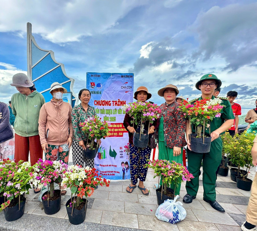 Ủy ban nhân dân phường Mũi Né tổ chức chương trình Đổi rác thải nhựa lấy cây hoa giấy năm 2025.