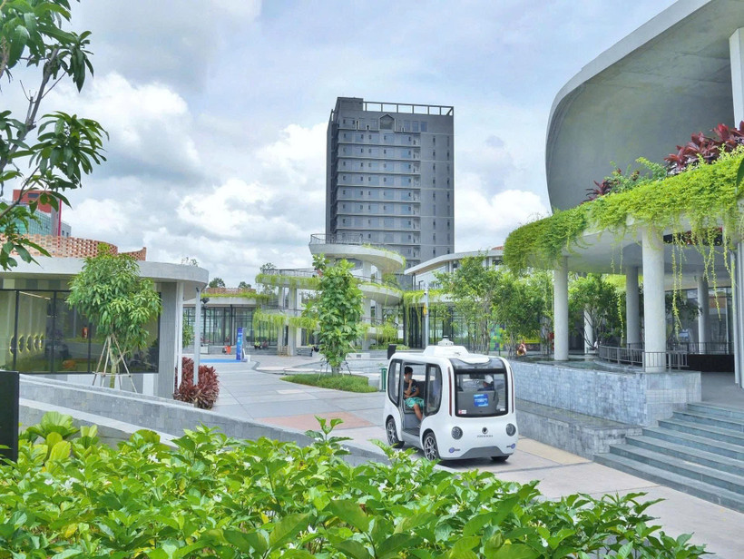 Xe tự hành do Công ty Phenikaa-X sản xuất chạy thử nghiệm tại Khu thương mại Hikari, phường Bình Dương, Thành phố Hồ Chí Minh. (Ảnh: ÁNH DƯƠNG)
