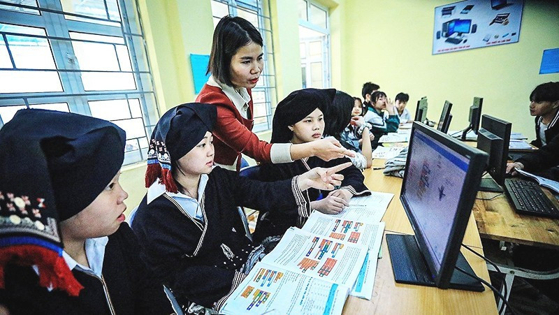 Một tiết tin học của cô và trò Trường Phổ thông Dân tộc bán trú Tiểu học và THCS Tiền Phong, xã Đà Bắc, tỉnh Phú Thọ. Ảnh: TTXVN