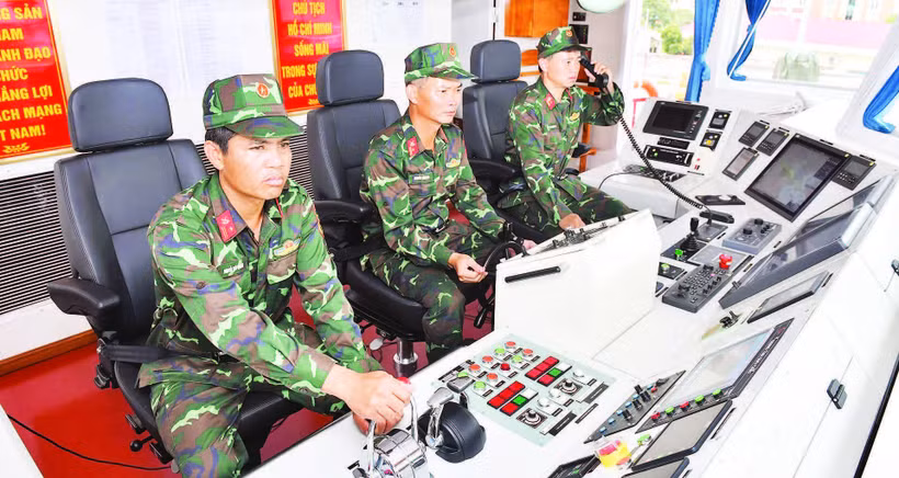 Chiến sĩ Tàu 51-11-86, Lữ đoàn 649 nghiên cứu làm chủ trang thiết bị hiện đại, bảo đảm vận hành phương tiện vận tải an toàn, hiệu quả. (Ảnh ĐĂNG KHOA)