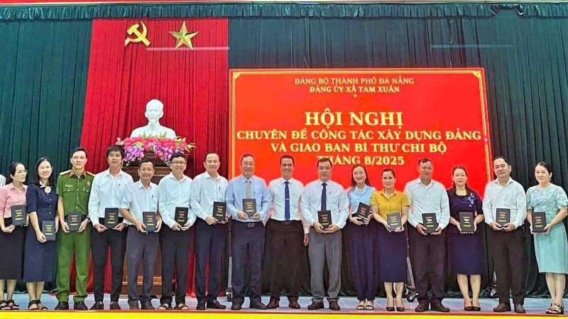 Đảng ủy xã Tam Xuân ra mắt mô hình “Gần dân, sát dân” và trao tặng sổ nhật ký đi cơ sở cho các ủy viên Ban chấp hành Đảng bộ xã. (Ảnh: HOÀNG ĐẠO)