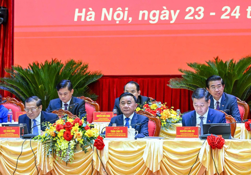Đồng chí Trần Cẩm Tú, Ủy viên Bộ Chính trị, Thường trực Ban Bí thư, Bí thư Đảng ủy các cơ quan Đảng Trung ương cùng các đồng chí Đoàn Chủ tịch điều hành Đại hội. (Ảnh DUY LINH)