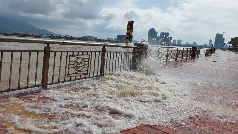 Sóng biển đánh mạnh vào bờ kè đường Như Nguyệt phía dưới chân cầu Thuận Phước