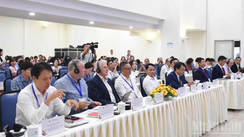 Các đại biểu tham dự diễn đàn “Bồi dưỡng, đào tạo đội ngũ để triển khai hiệu quả việc đưa tiếng Anh thành ngôn ngữ thứ hai trong trường học”. (Ảnh: ANH ĐÀO)