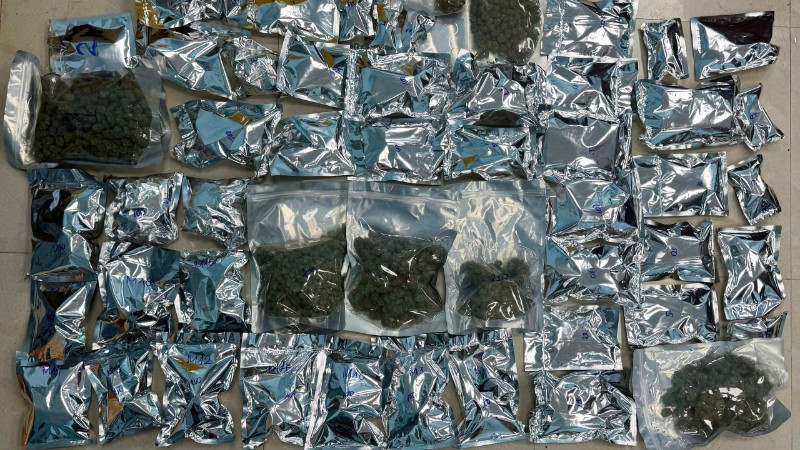 Công an thu giữ khoảng 20kg thảo mộc khô nghi là ma túy cần sa tại nơi ở của các đối tượng. (Ảnh: Công an cung cấp)