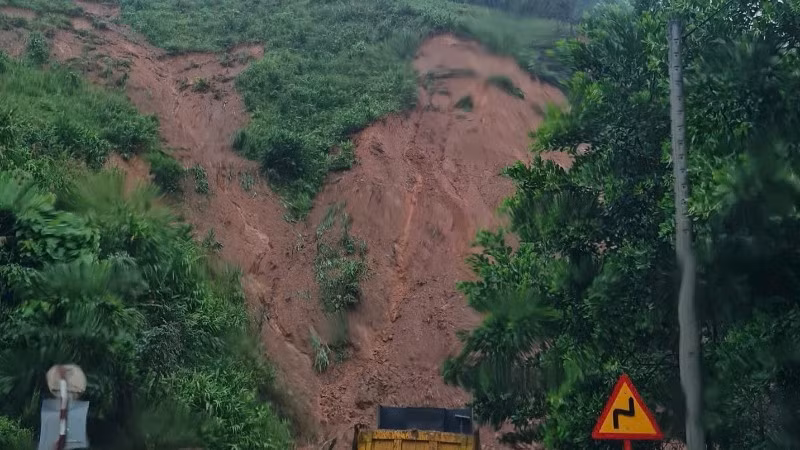 Thêm nhiều điểm sạt lở trên đường Hồ Chí Minh đoạn qua xã A Vương, thành phố Đà Nẵng.