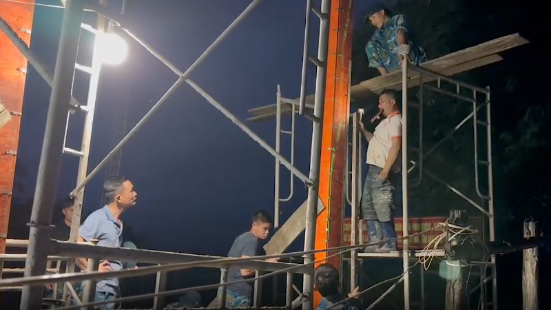 Cán bộ chiến sĩ Trung đoàn 224 xuyên đêm giúp nhân dân tỉnh Đắk Lắk xây dựng lại nhà sau mưa lũ.