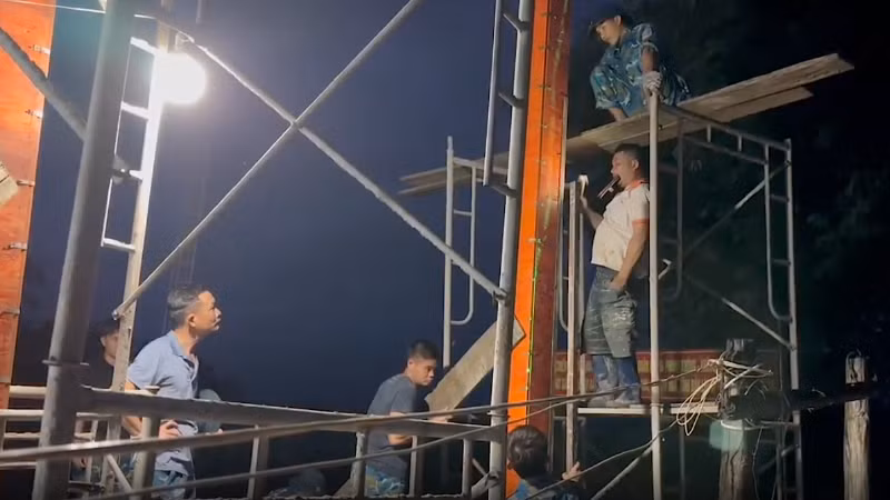 Cán bộ chiến sĩ Trung đoàn 224 xuyên đêm giúp nhân dân tỉnh Đắk Lắk xây dựng lại nhà sau mưa lũ.