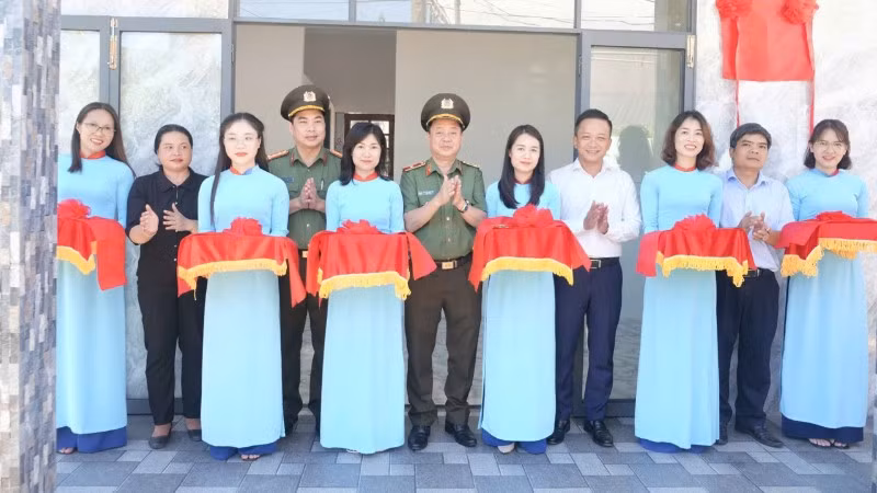 Ban Giám đốc Công an thành phố Đà Nẵng khánh thành, bàn giao 26 căn nhà hỗ trợ hộ nghèo tại xã Phước Năng, Phước Chánh, Phước Hiệp và Khâm Đức. (Ảnh: PV)