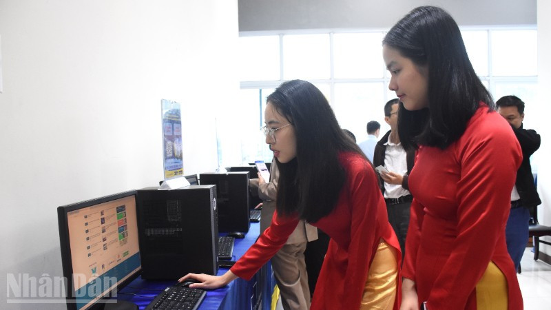 Sinh viên Đà Nẵng trải nghiệm Hệ sinh thái số Digital DUT. (Ảnh: ANH ĐÀO)