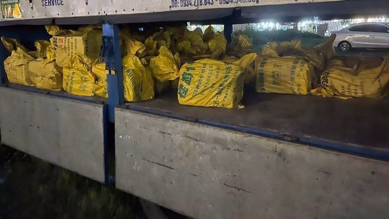 Số lượng bình khí cười bị lực lượng chức năng thu giữ. (Ảnh: Công an cung cấp)