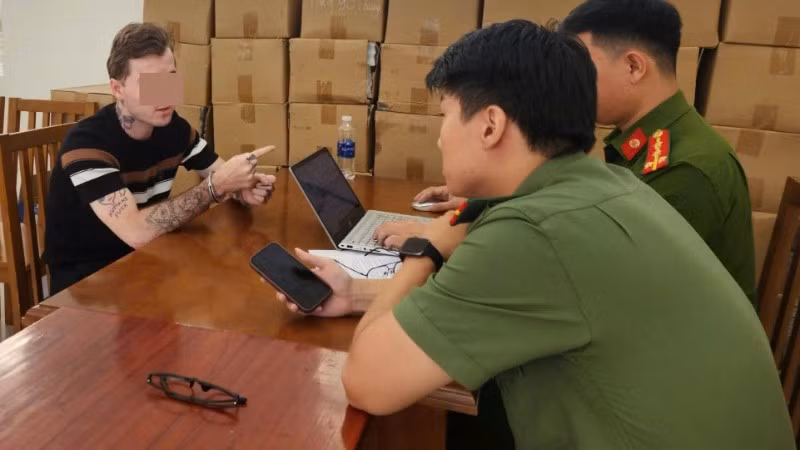 Đối tượng người nước ngoài bị tạm giữ tại cơ quan điều tra. (Ảnh: Công an cung cấp)