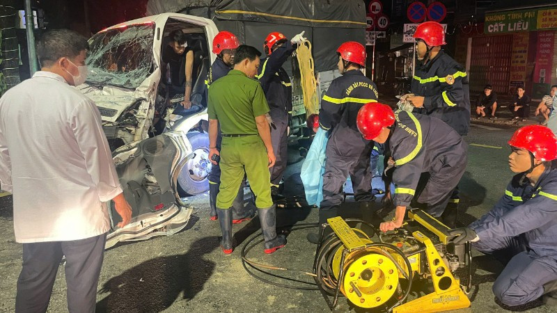 Lực lượng chức năng nhanh chóng triển khai các phương án cứu nạn để đưa nạn nhân ra khỏi cabin. (Ảnh: Công an cung cấp)