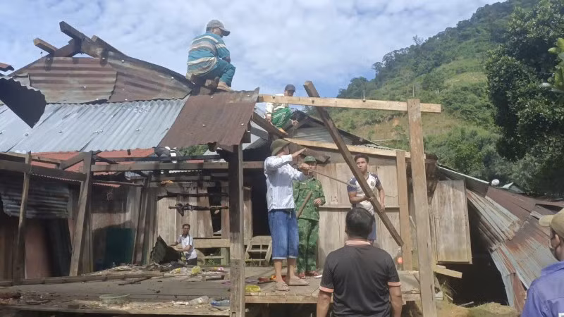 Công an xã Hùng Sơn, Đồn Biên phòng Ga Ry khẩn trương hỗ trợ nhân dân di dời tài sản đến nơi an toàn trong ngày 5/9. (Ảnh: Công an cung cấp)