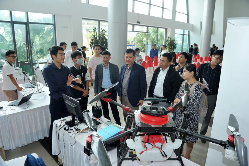Giới thiệu sản phẩm công nghệ cao tại sự kiện kết nối cung, cầu công nghệ ở Khu công nghệ cao Hòa Lạc. (Ảnh: ĐĂNG KHOA)