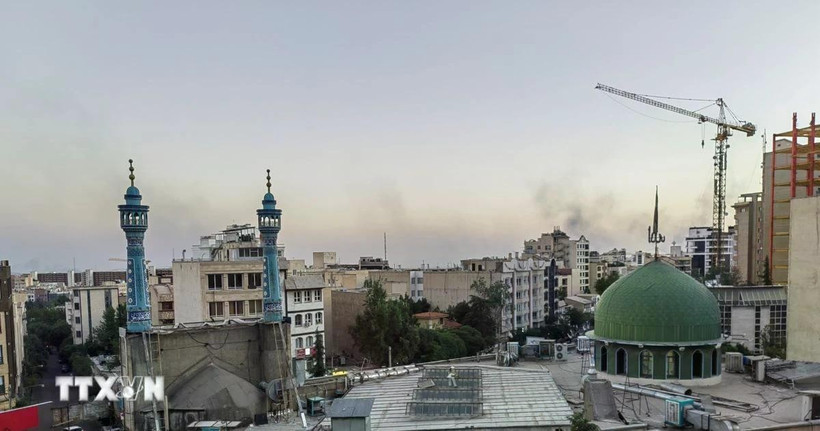 Khói bốc lên sau cuộc tấn công của Israel tại Tehran, Iran, ngày 17/6/2025. (Ảnh: THX/TTXVN)