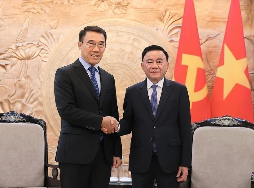 Thường trực Ban Bí thư Trần Cẩm Tú tiếp Quyền Trưởng Ban Đối ngoại Trung ương Đảng Nhân dân Cách mạng Lào Bounleua Phandanouvong. (Ảnh: AN ĐĂNG/TTXVN)
