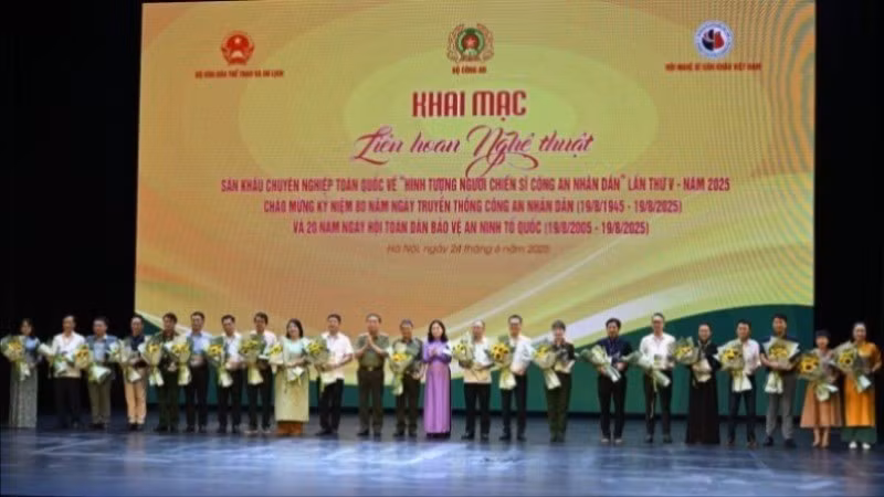 Lãnh đạo Bộ Công an và Bộ Văn hóa, Thể thao và Du lịch tặng hoa các đoàn.