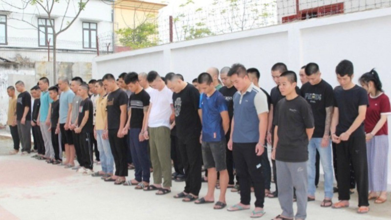 Các đối tượng trong đường dây lừa đảo bị bắt giữ. (Ảnh: CANA)