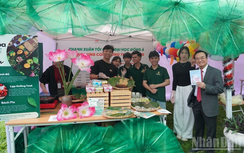 Sinh viên Đà Nẵng trải nghiệm không gian văn hóa Hàn Quốc được tổ chức ngày 19/12. (Ảnh: ANH ĐÀO)