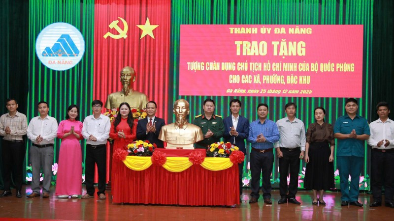 Đà Nẵng trao tặng tượng chân dung Chủ tịch Hồ Chí Minh cho 94 xã, phường, đặc khu.