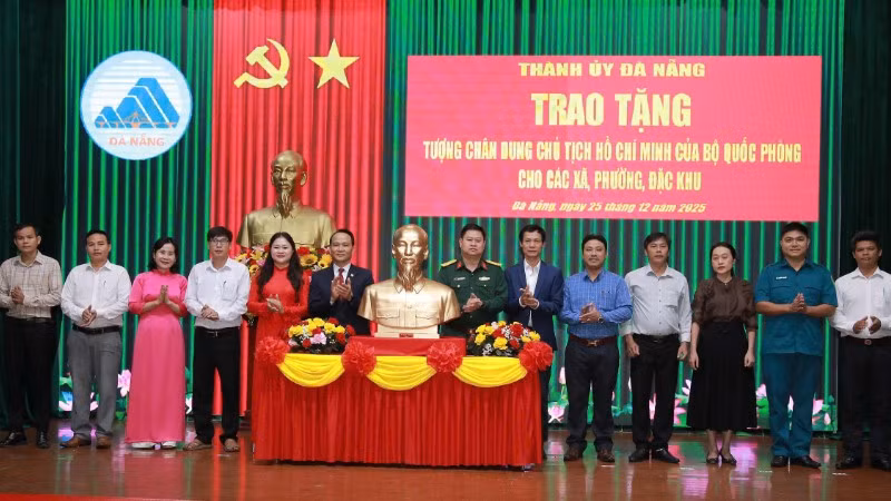 Đà Nẵng trao tặng tượng chân dung Chủ tịch Hồ Chí Minh cho 94 xã, phường, đặc khu.