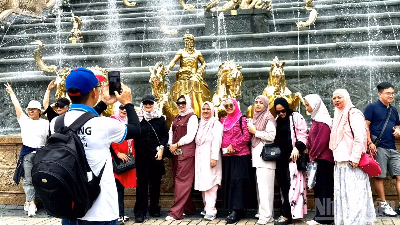 Lượng khách quốc tế đến Đà Nẵng tăng nhanh, giúp ngành dịch vụ tiếp tục chiếm ưu thế áp đảo trong cơ cấu tăng trưởng. Trong ảnh: Du khách quốc tế tham quan Bà Nà Hills. (Ảnh: ANH ĐÀO)