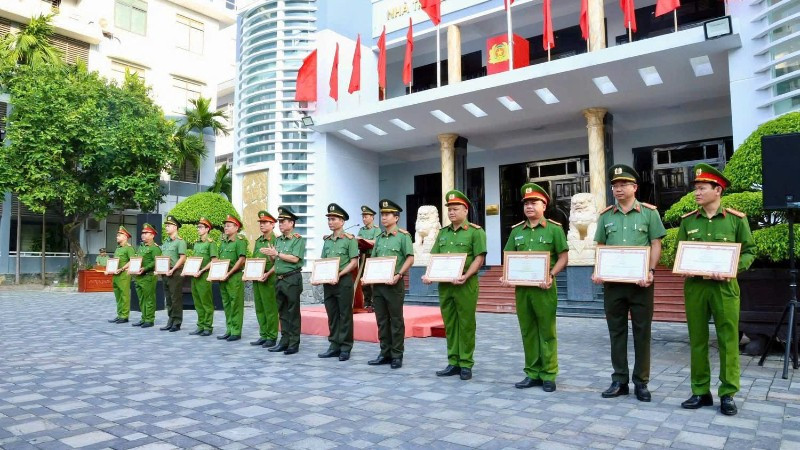 Các tập thể, cá nhân thuộc Công an Đà Nẵng đón nhận Bằng khen của Bộ Công an vì thành tích xuất sắc trong thực hiện "Chiến dịch Quang Trung".