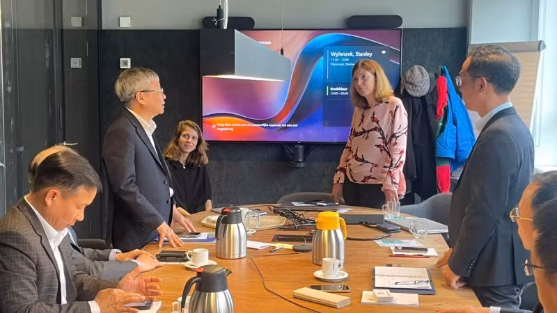 Chủ tịch Hội đồng nhân dân thành phố Đà Nẵng Nguyễn Đức Dũng làm việc với Cơ quan quản lý Dự án đô thị thông minh Amsterdam về mô hình thành phố thông minh. (Ảnh: ĐINH CƯỜNG)