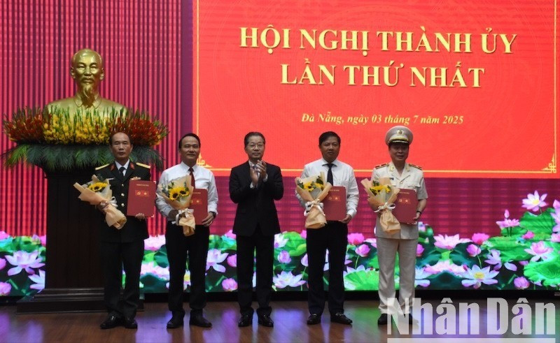 Bí thư Thành uỷ Đà Nẵng Nguyễn Văn Quảng trao Quyết định thành lập Đảng bộ các cơ quan Đảng thành phố, Đảng bộ Ủy ban nhân dân thành phố, Đảng bộ Quân sự thành phố, Đảng bộ Công an thành phố Đà Nẵng. (Ảnh: ANH ĐÀO)