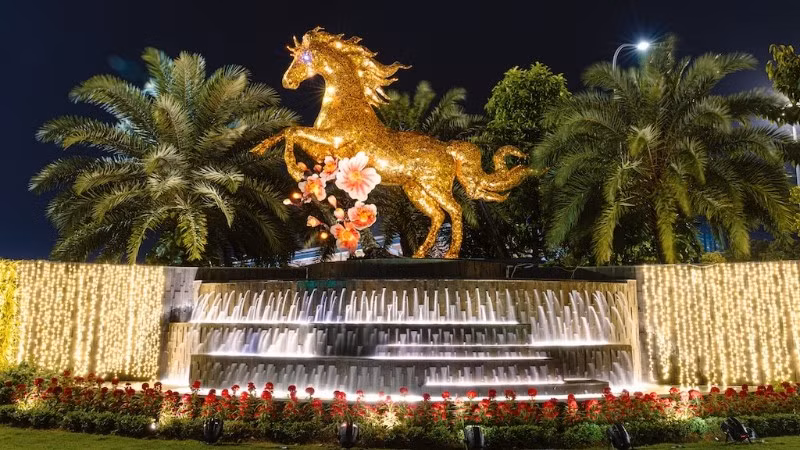 Tác phẩm linh vật Ngựa Vàng tại khu vực thác nước lối vào nhà ga T2